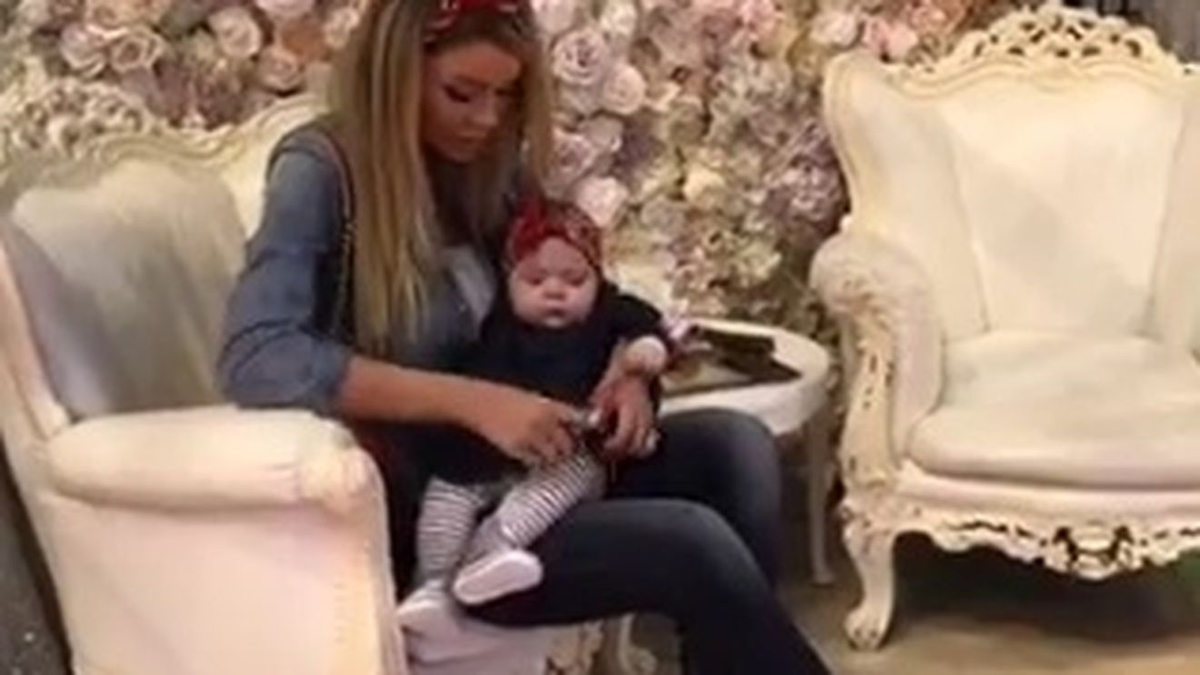 Bianca Drăguşanu şi-a scos fiica la primul ei eveniment monden! Cum a apărut blonda cu Sofia la târgul de nunţi