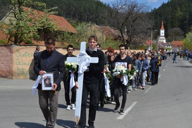 Imagini sfâşietoare de la înmormântarea Getei Dor Popescu. Sursa foto: adevărul.ro