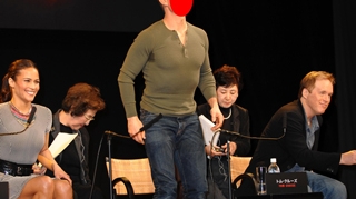 Arata impecabil la 49 de ani! Cine este celebrul actor care poseda acesti pectorali?