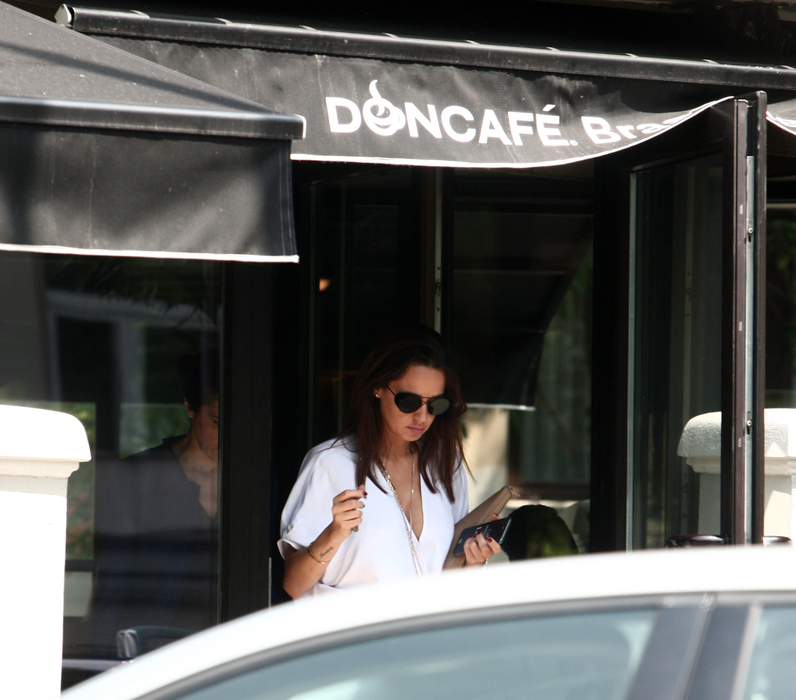 Andreea Raicu a ieşit cu o prietenă, la cafenea