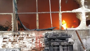 Incendiu nimicitor la un depozit de vopsea din Dâmbovița! Localnicii au primit mesaj prin RO-Alert