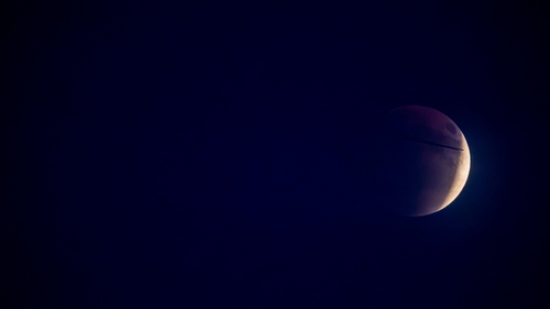 Cum a arătat Luna în timpul eclipsei totale sau 'Luna sângerie'. Primele imagini