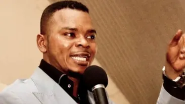 Un episcop susţine că poate mări ”bărbăţia” cu mâinile vindecătoare! Ritualul a fost filmat