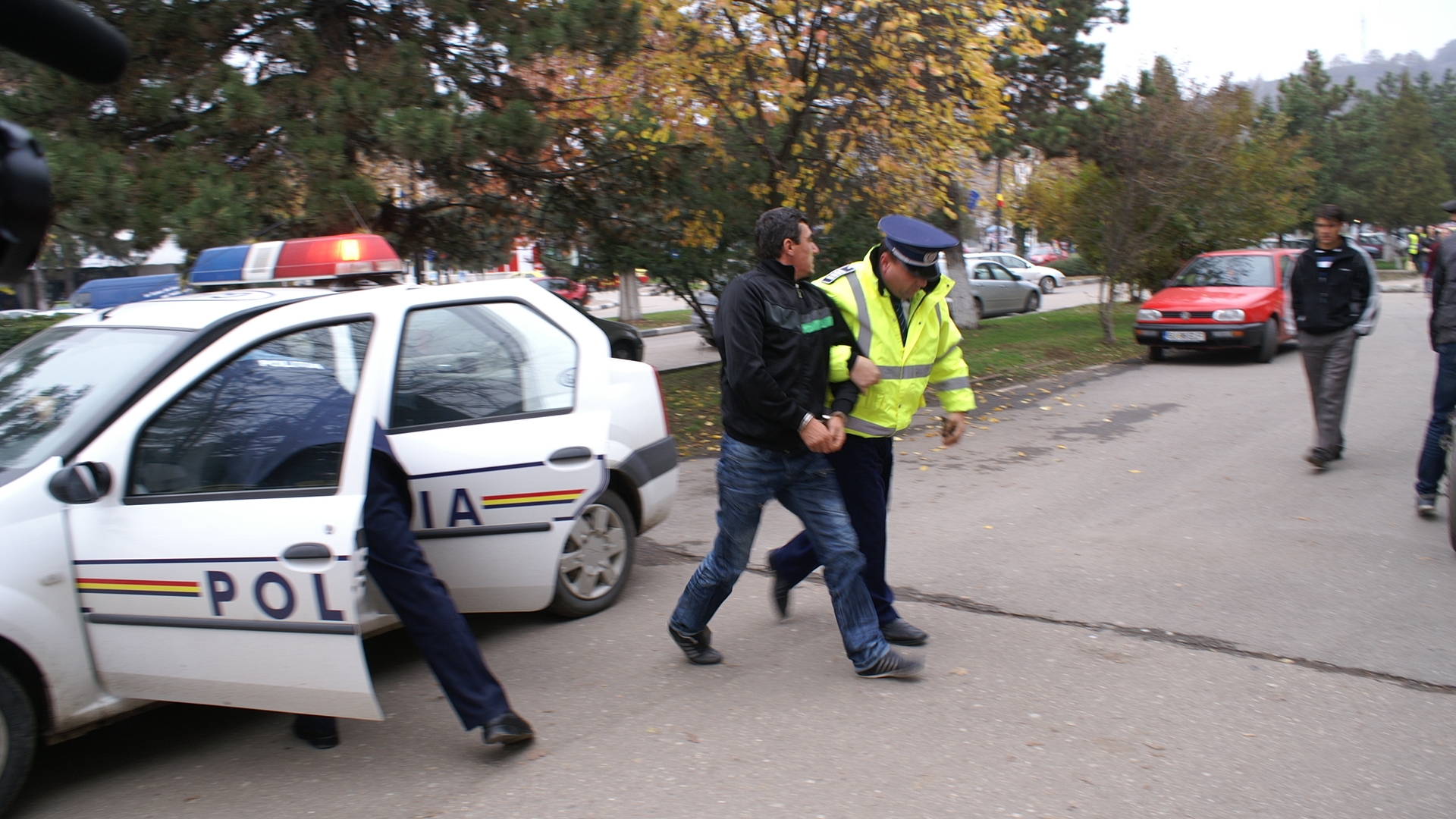 Ca-n Vestul Salbatic! Patronul azilului de batrani unde se “initiau” minore in prostitutie a fost retinut!
