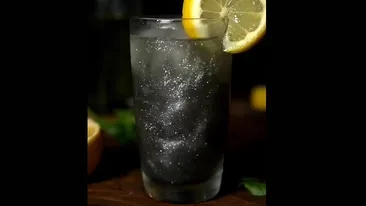 Limonada neagră, trucul ideal pentru zilele caniculare. Ingredientul care îi dă culoarea specială