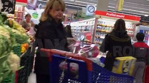 IMAGINI ÎN EXCLUSIVITATE! Prima Doamnă a României nu uită de nimeni: nici de soţ, dar nici de nepoţei şi nici de căţei! Ce a pus doamna Băsescu în căruciorul de cumpărături