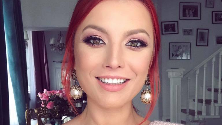 Ce-şi doreşte Elena Gheorghe de Crăciun? ”Ştie Moşul, ceva roşu şi...”