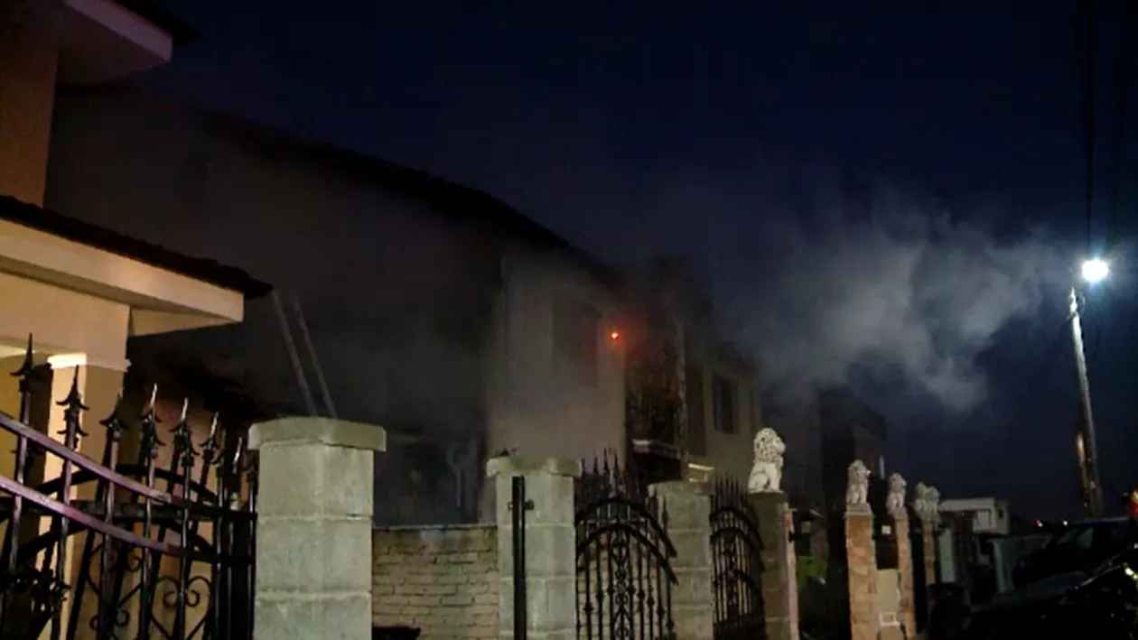 Incendiu la o casă din Timișoara! Flăcările au izbucnit la primele ore ale dimineții. Pompierii au intervenit cu patru autospeciale de stingere