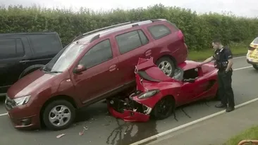 Imagini cu un accident bizar au șocat Internetul. O Dacia Logan Break s-a urcat pe un Lotus Elise