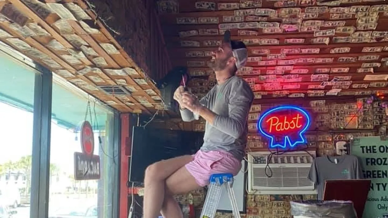 Genial. Proprietara unui bar a dezlipit bancnotele lipite de clienți pe pereți, pentru a-și plăti angajații. Ce sumă s-a adunat