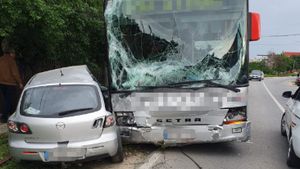 Accident grav în Argeș! Un autobuz a lovit două mașini și a rupt doi stâlpi
