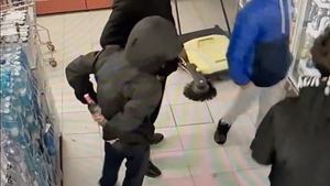 Copii surprinși de camerele de supraveghere în timp ce furau vodka din supermarket VIDEO
