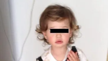 Uite ce frumoasa e fetita Antoniei! Maya poarta hainele de scena ale mamei!