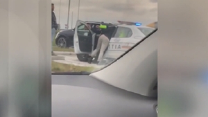 Polițist, umilit de un șofer recalcitrant! Bărbatul a intrat cu forța în mașina oamenilor legii