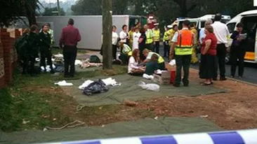 CARNAGIU PE SOSEA! 15 persoane au fost lovite de o camioneta, in statia de autobuz!
