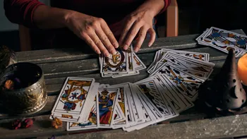 Cartea de Tarot de azi, 7 aprilie 2026. Hierofantul arde: ce secret îți dezvăluie universul în funcție de zodia ta
