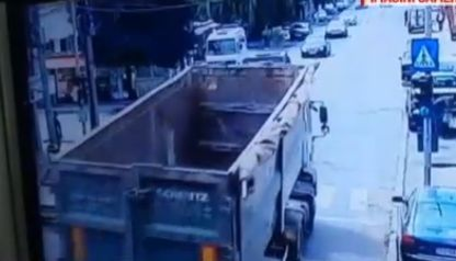 Momentul șocant în care un bătrân este izbit de un camion, la Câmpulung Muscel! Bărbatul a traversat nergulamentar