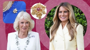 Regina Camilla a purtat cadoul Melaniei Trump doar de complezență. L-a schimbat cu altceva cu prima ocazie.