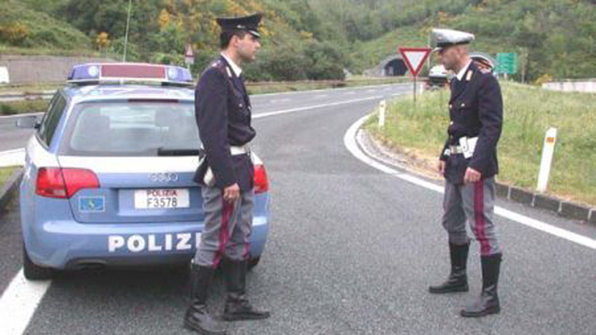 Doi romani au fost arestati dupa ce au incercat sa mituiasca o patrula a politiei din Italia!