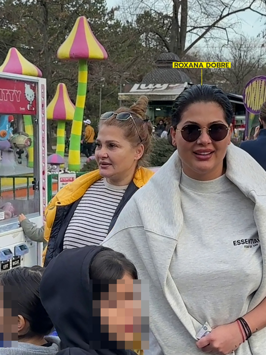 Roxana Dobre alături de copii și mama ei
