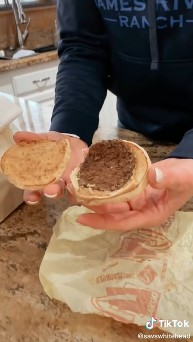 O femeie a păstrat un cheeseburger și cartofi prăjiți de la McDonald’s timp de 17 ani ca să vadă ce se întâmplă cu acestea! Filmarea cu produsele a devenit virală | VIDEO