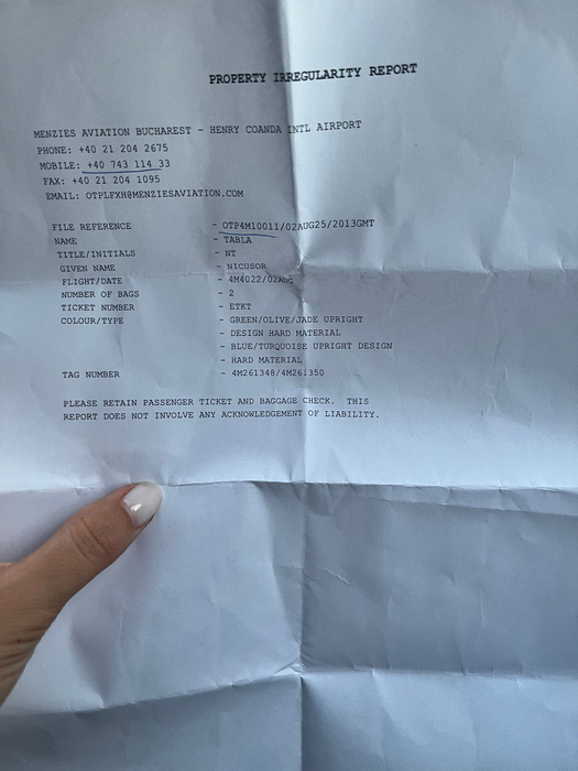Numărul de telefon mobil înscris pe formularul de reclamații primit de pasageri în aeroport este incomplet foto: arhivă personală