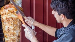 Cât a ajuns să coste o shaorma în 2025. Concurează cu prețurile din restaurante: „Ca să îţi permiţi, faci un drum până la Nuţu Cămătaru"