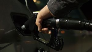 Ce se întâmplă, de fapt, cu mașina ta când pui benzină premium în rezervor. Specialiștii explică mitul consumului de carburant