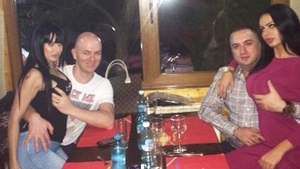 Leo de la Strehaia si sotul Roxanei Marinescu, implicati intr-un concurs de "mamelit" iubitele in public!