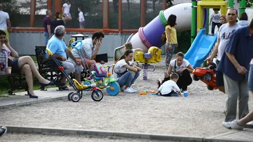 Iulian Miu a iesit in parc cu doi copii: nepotul si iubita! Vezi cum s-a descurcat fotbalistul cu ei si cum s-au jucat impreuna!