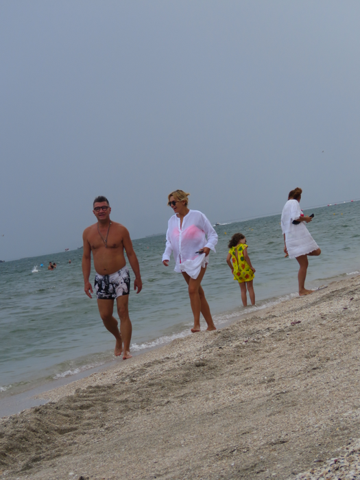 Uzunov și noua lui iubită, gesturi tandre la mare