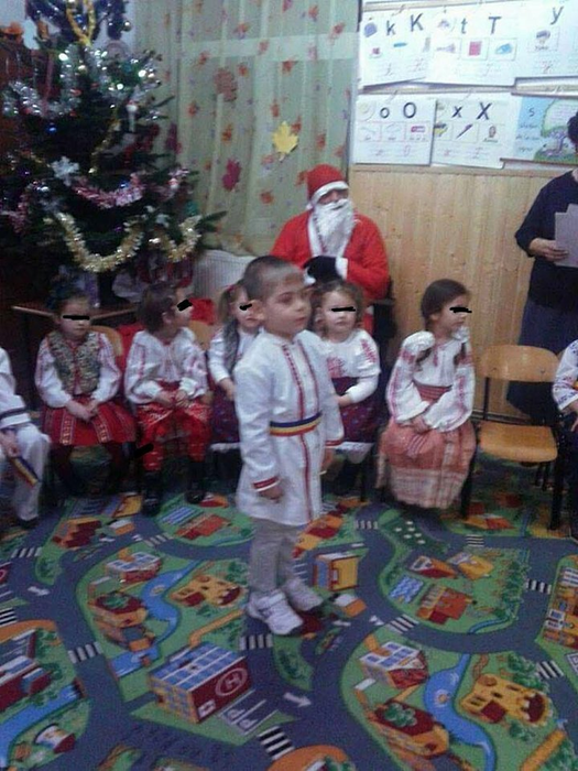 Băieţelul Ioanei recită poezii