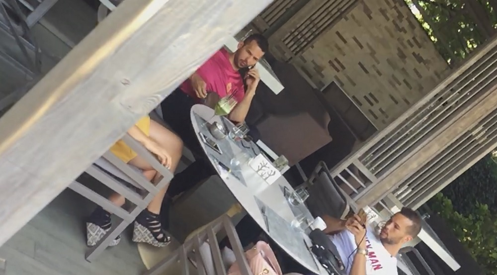 Frații Tate la o terasa din Capitală, alături de o tânără sexy