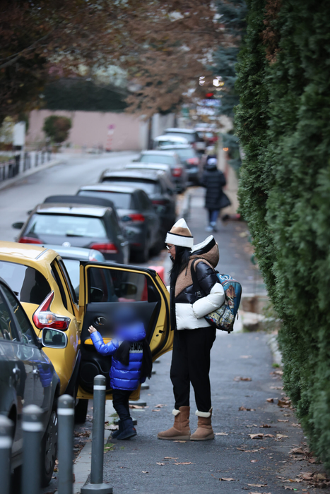 Pe străzile din București au întâlnit-o paparazzii CANCAN.RO pe partenera de viață a lui Ștefan Bănică Jr. / (Sursa: CANCAN.RO)