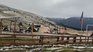 Stâna Ștefanu de pe Transalpina a fost incendiată: ”Oamenii răi i-au dat foc și a ars din temelii”