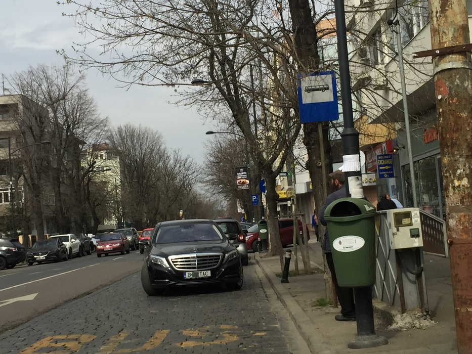 Gigi Becali și-a parcat luxosul Maybach în stația de autobuz
