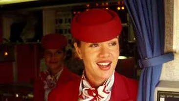 O stewardesa a fost ceruta in casatorie la mii de metri inaltime