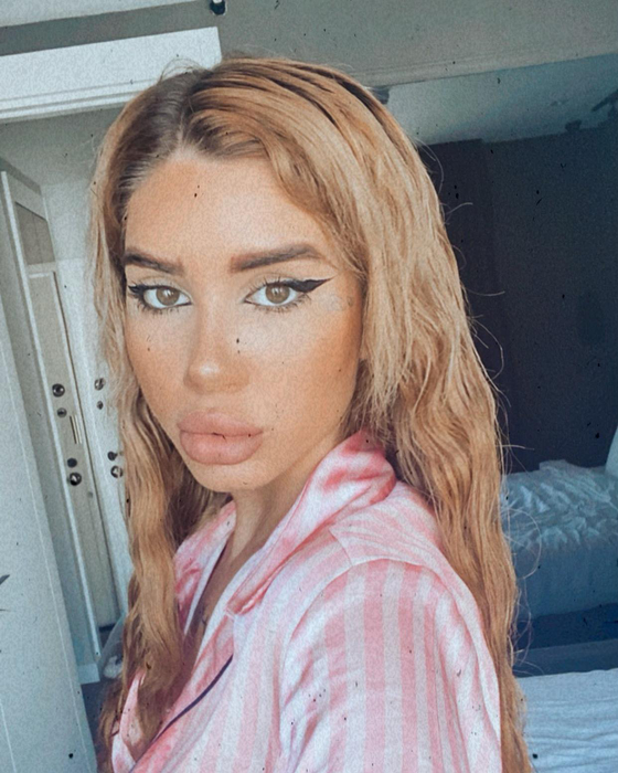 Fosta iubită a “Regelui Youtube” 
e blocată în Istanbul