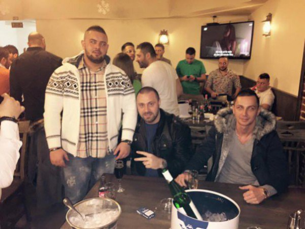 Dany Chatzakis (stânga, în picioare) are interzis în majoritatea cluburilor din Capitală