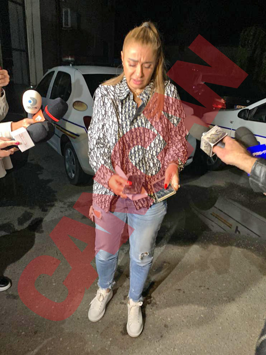 spațiul media a prezentat direct de la impresară aceste imagini "trunchiate" care arată doar cum Laurențiu Reghecampf a îmbrâncit-o / (Sursa: CANCAN.RO)
