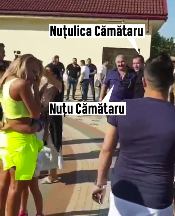 Nuțulică alături de mama sa