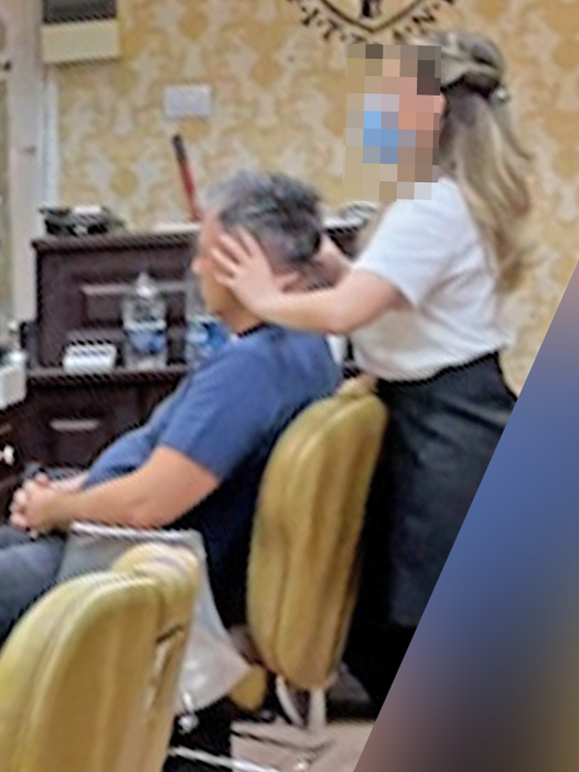 Tuns, bărbierit și masaj capilar, de toate a avut parte designerul