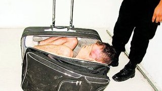 A vrut sa evadeze intr-un geamantan