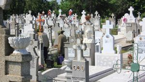 Din ce mai fac românii bani. Cât a ajuns să coste un loc de veci în Constanța, pe OLX