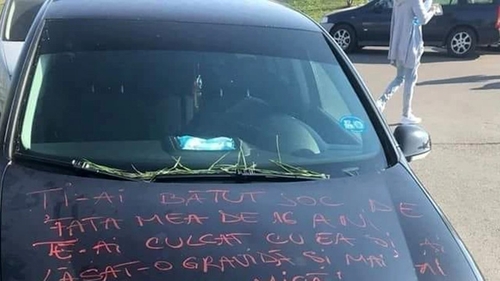 Ireal cum s-a răzbunat o mamă din Constanța pe bărbatul care i-a lăsat fiica de 16 ani gravidă. Ce mesaj i-a scris pe capota mașinii