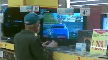 Imaginea care schimba tot ce stiai despre NFS! Octogenarul asta rupe PlayStation-ul, desi abia se tine pe picioare - Da-i Like sa-l facem erou pe net