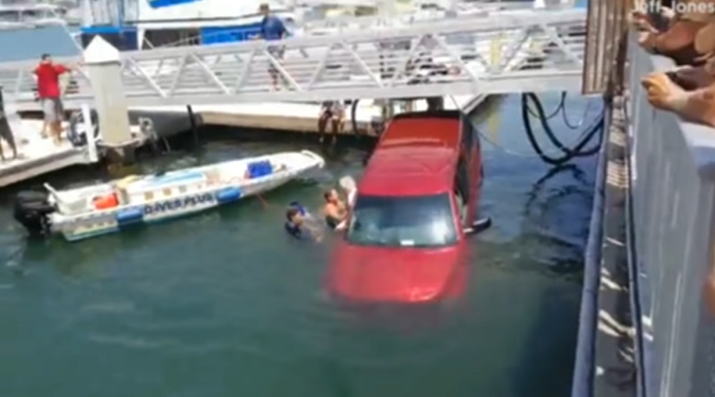 Operațiune de salvare contracronometru, după ce un șofer a plonjat cu mașina în apa unui port