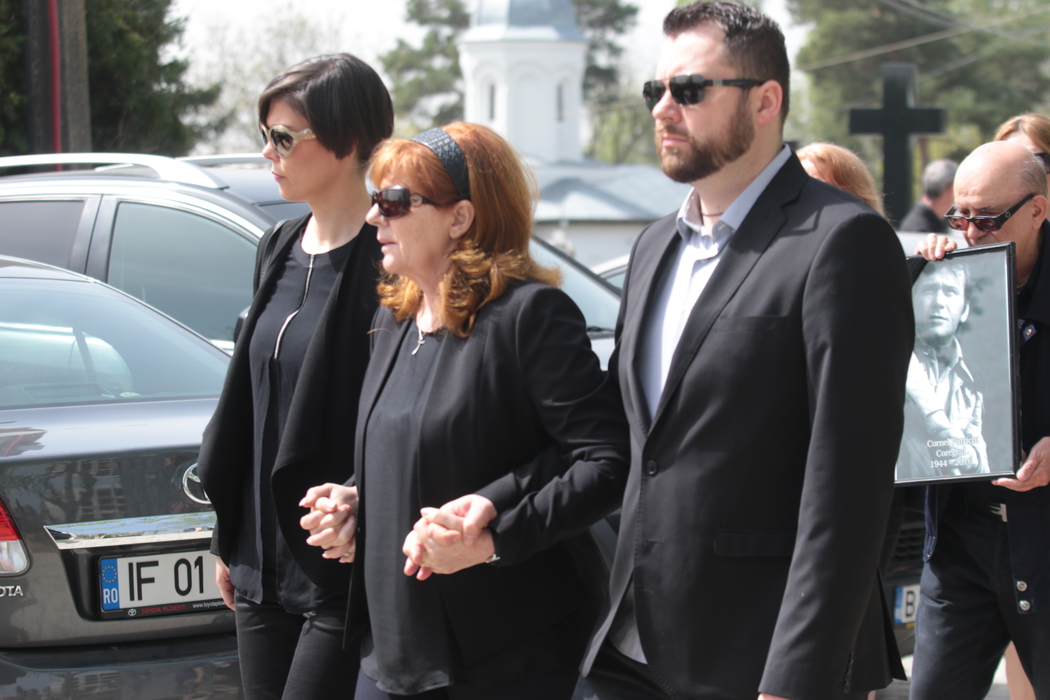 Scene înduioşătoare a doua zi după înmormântare! Soţia lui PATRICHI i-a ”inundat” mormântul cu lacrimi