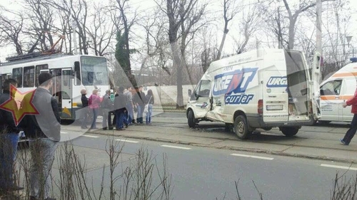 Accident in Capitală! Un tramvai de pe linia 41 a lovit o maşină de curierat! Vezi aici imagini de la faţa locului