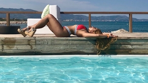 FOTO HOT! O divă din showbiz-ul românesc și-a etalat formele senzuale pe plajă!